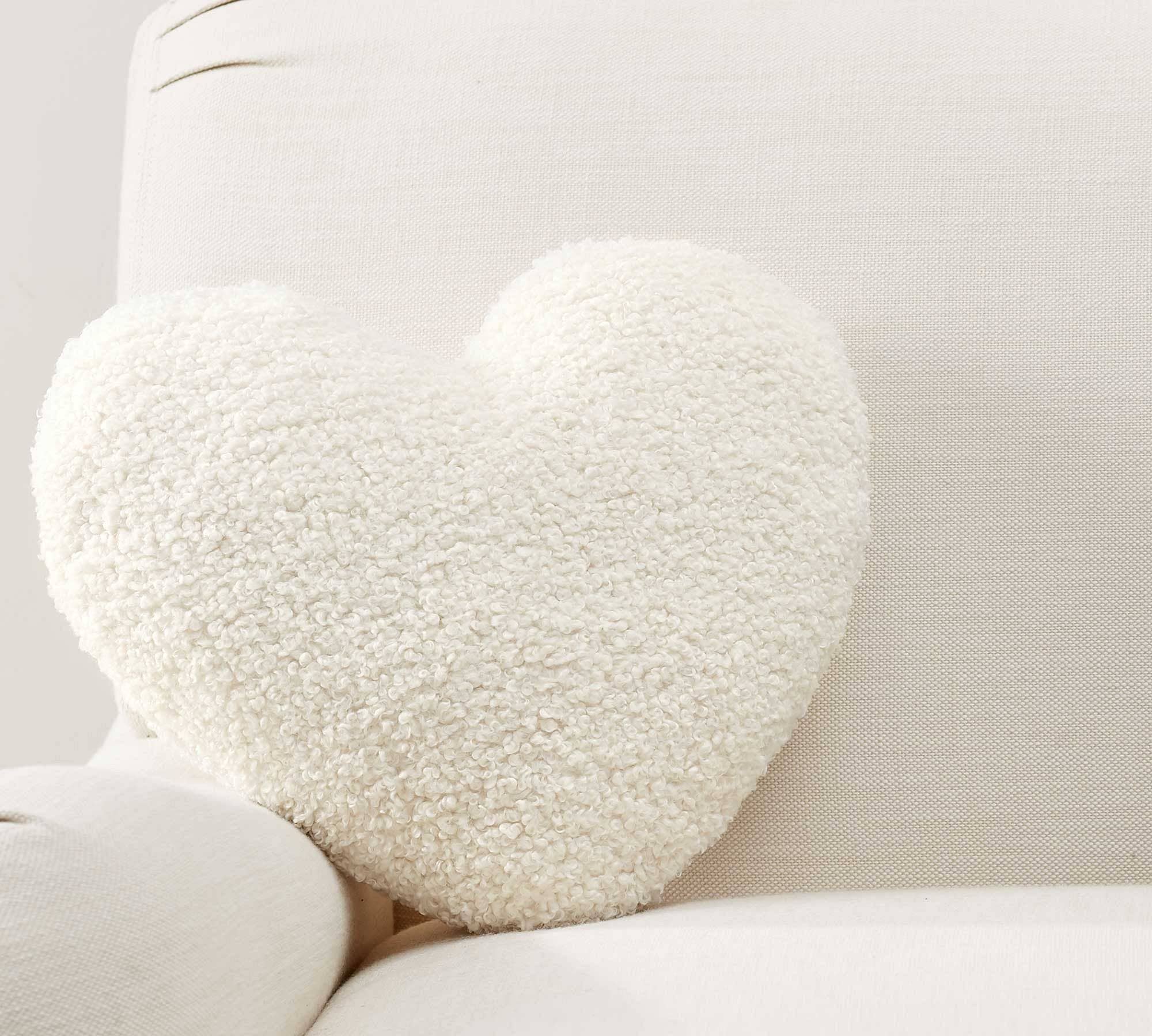 FLUFFERY - Heart-shaped plush throw pillow decoration