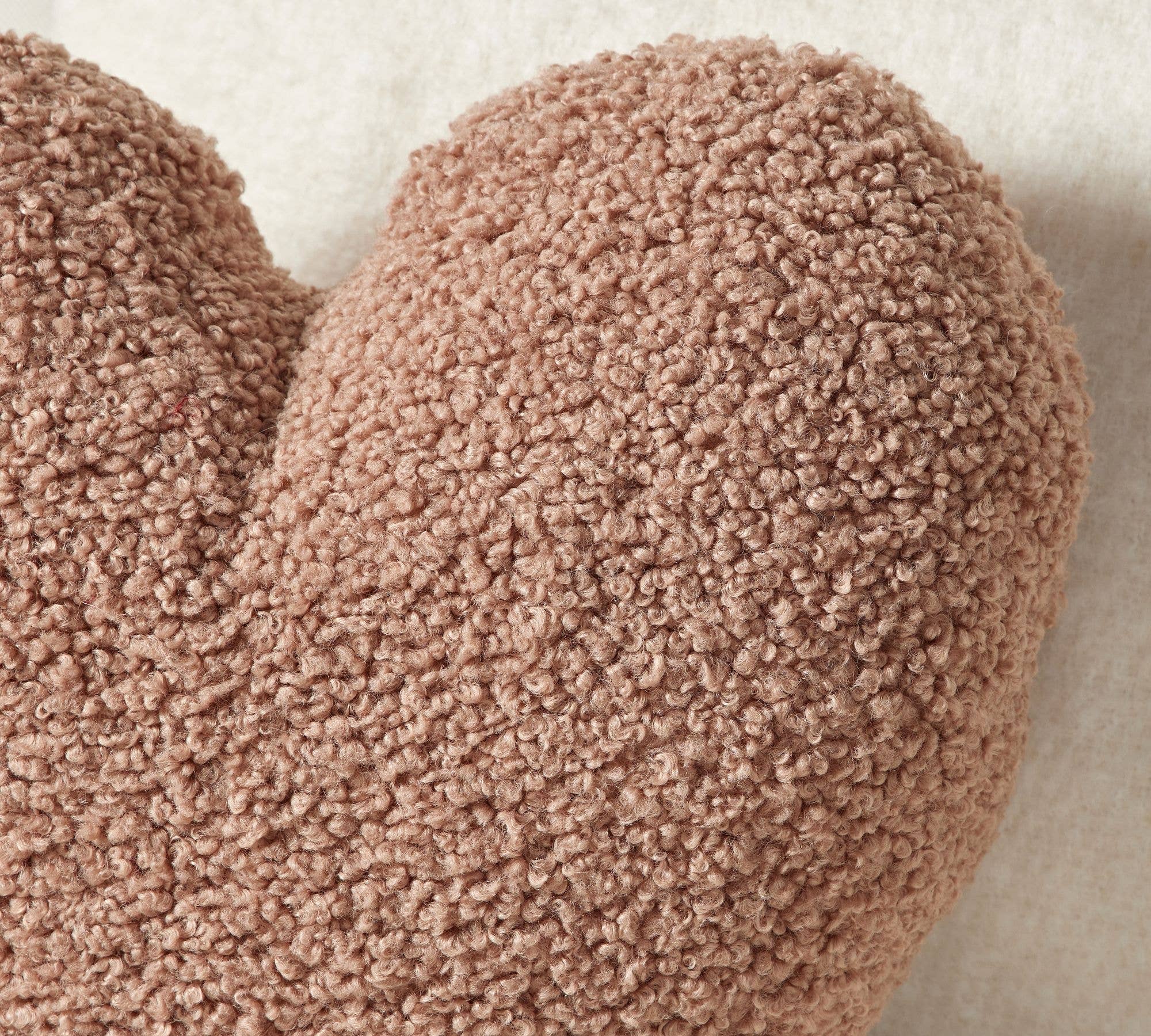 FLUFFERY - Heart-shaped plush throw pillow decoration