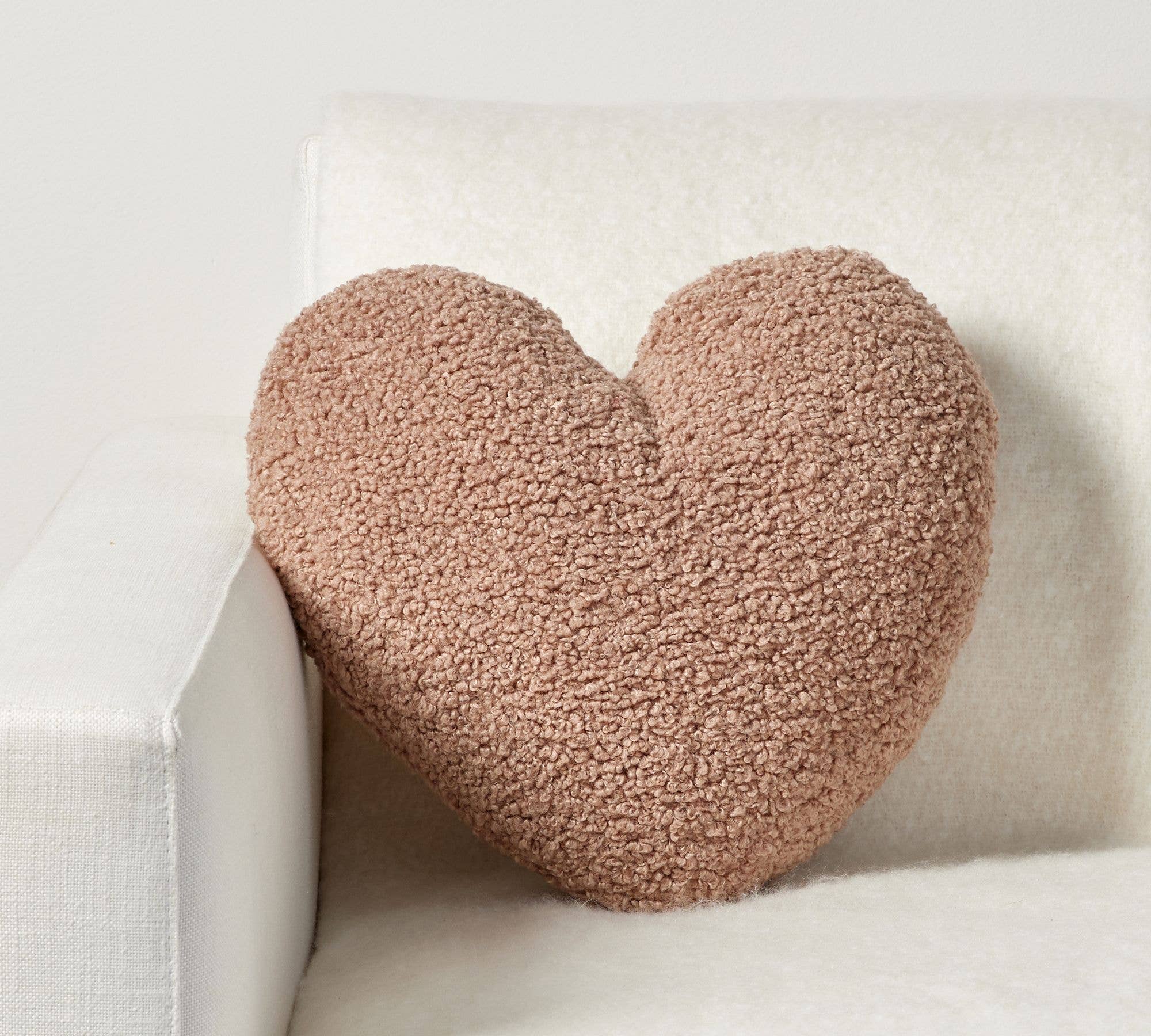 FLUFFERY - Heart-shaped plush throw pillow decoration